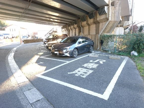 飯島第一高架下駐車場
