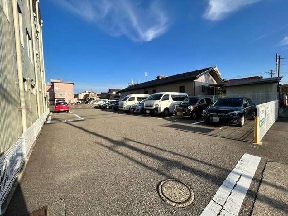 ピース月極駐車場