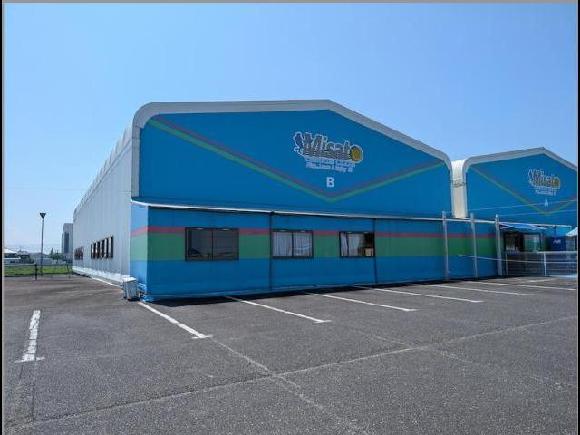 みさとテニスクラブ内鈴鹿パーキング駐車場