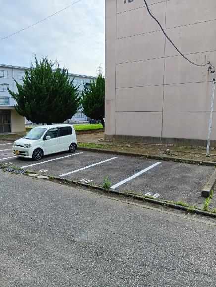 牛沢県営住宅　B棟東側駐車場