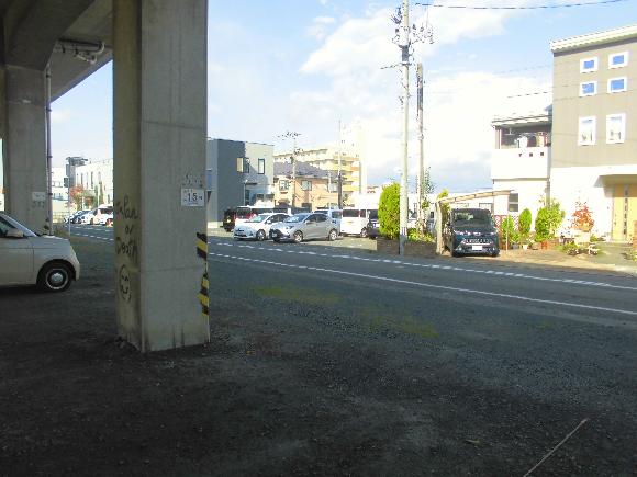 八戸線高架下B1駐車場