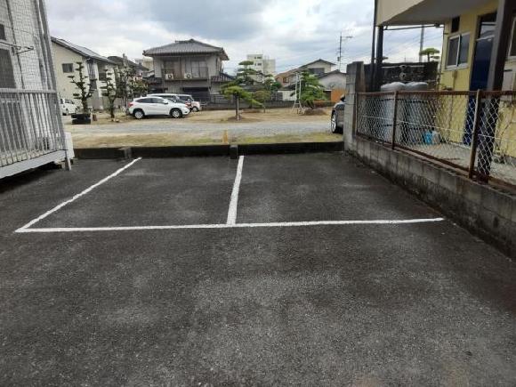 石原ハイツ駐車場