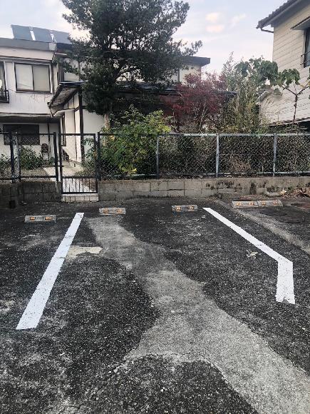 朝見1-2-17高橋内科医院裏口前駐車場（３台）