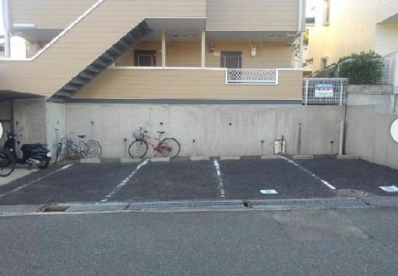 ハイツ由知　駐車場