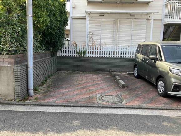 メゾンドアンドレスＡ棟駐車場