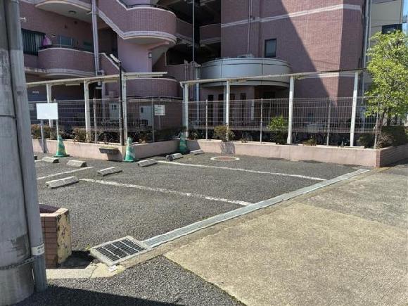 ポワロビル駐車場