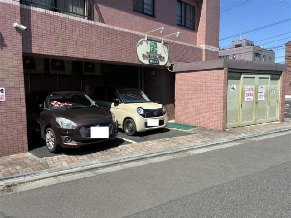 ポワロビル駐車場