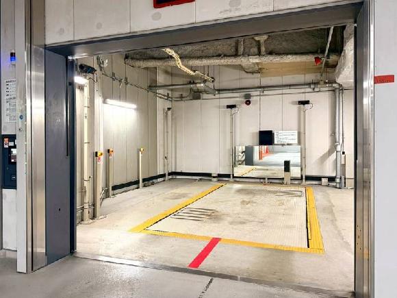 ヤンマー本社ビル 駐車場