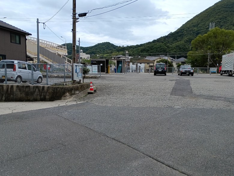 仁方駅駅前（改札側）駐車場