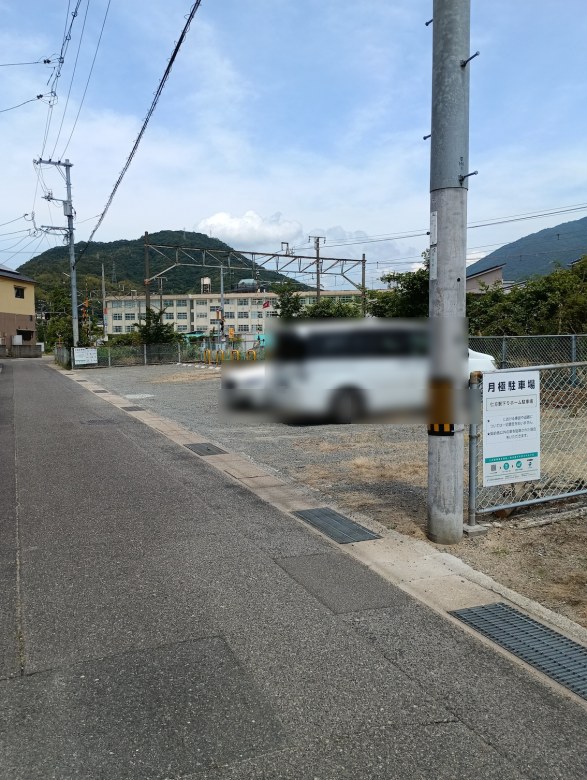 仁方駅下りホーム駐車場